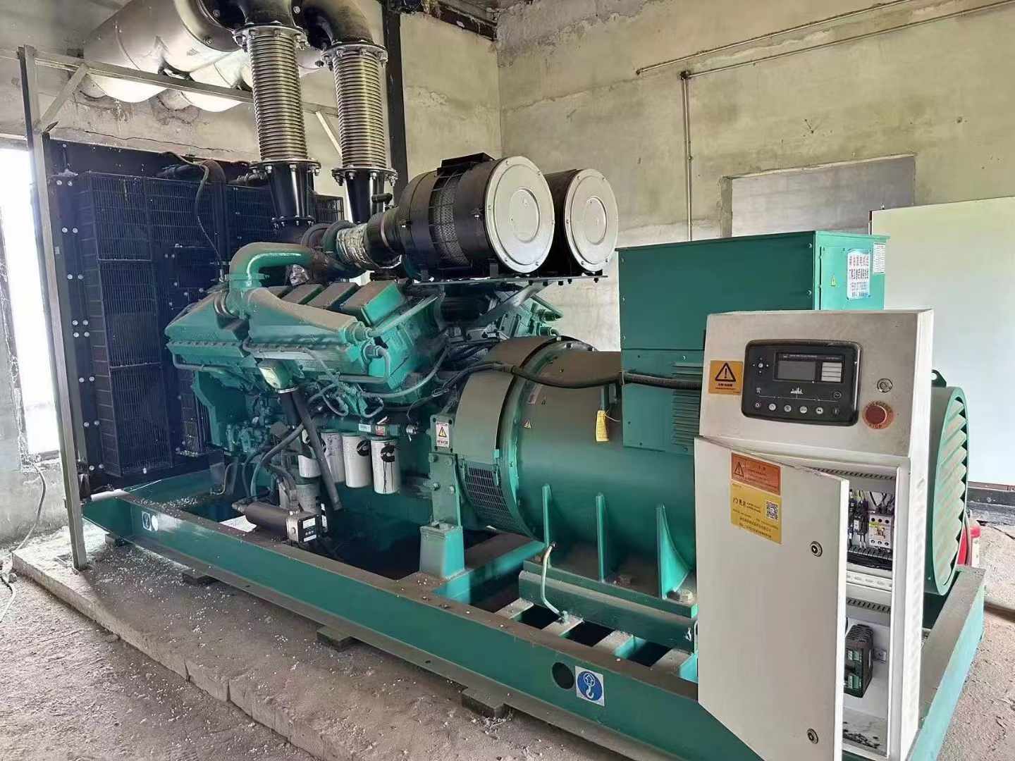 小店无功补偿装置的性能评估需要考虑哪些因素？