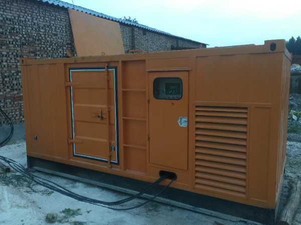 小店发电机组长期使用中，电缆线的敷设路径有哪些要求？