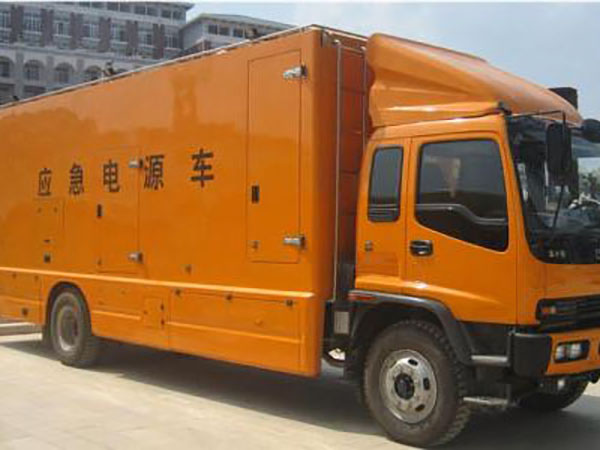 小店冬季柴油发电机启动前，如何检查燃油系统中的积水？